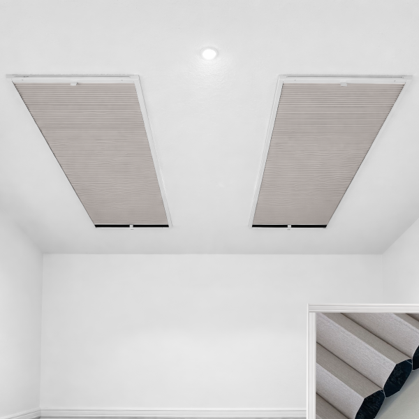 Dachfenster- Insektenschutz Plissee Hell-Grau Blackout